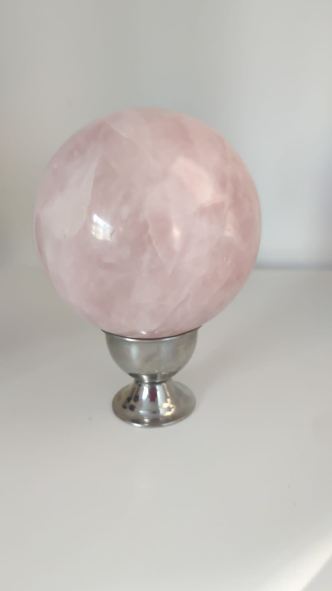 Stralende liefde - Handgemaakte 3,5" Rozenkwartsbol voor genezing en decoratie