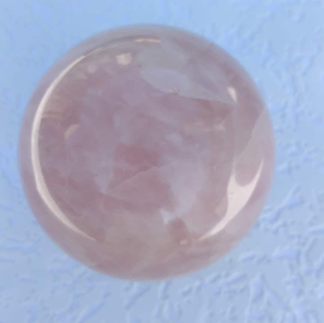 Stralende liefde - Handgemaakte 3,5" Rozenkwartsbol voor genezing en decoratie