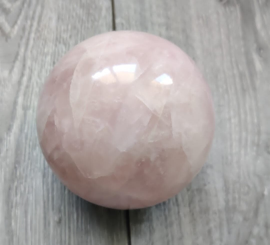 Stralende liefde - Handgemaakte 3,5" Rozenkwartsbol voor genezing en decoratie