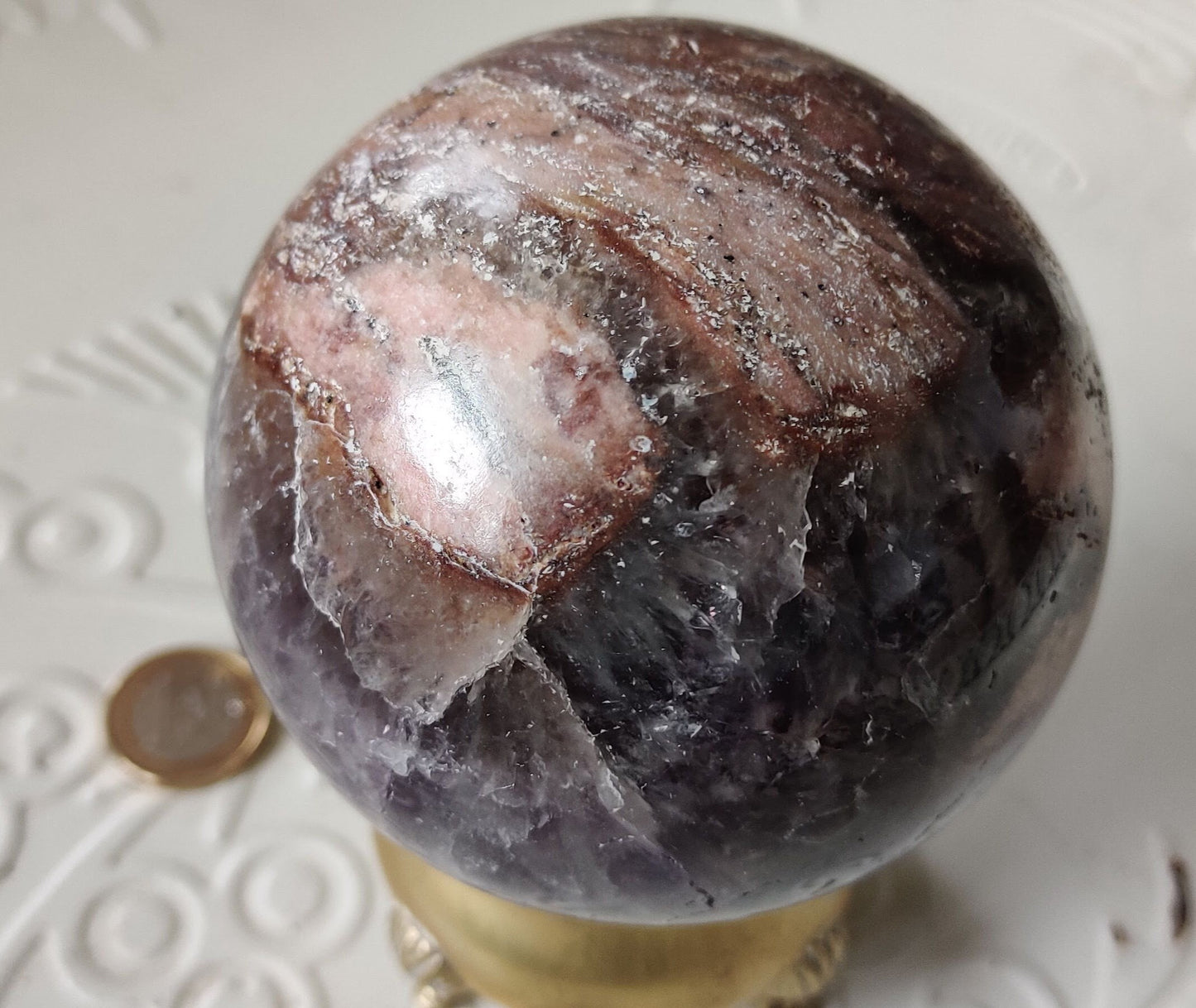 De betoverende Amethyst Harmony Sphere: een boeiende Braziliaanse edelsteen voor sereniteit en elegantie