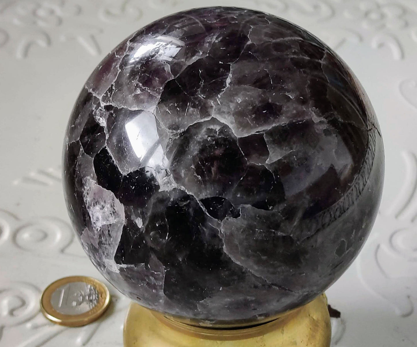De betoverende Amethyst Harmony Sphere: een boeiende Braziliaanse edelsteen voor sereniteit en elegantie