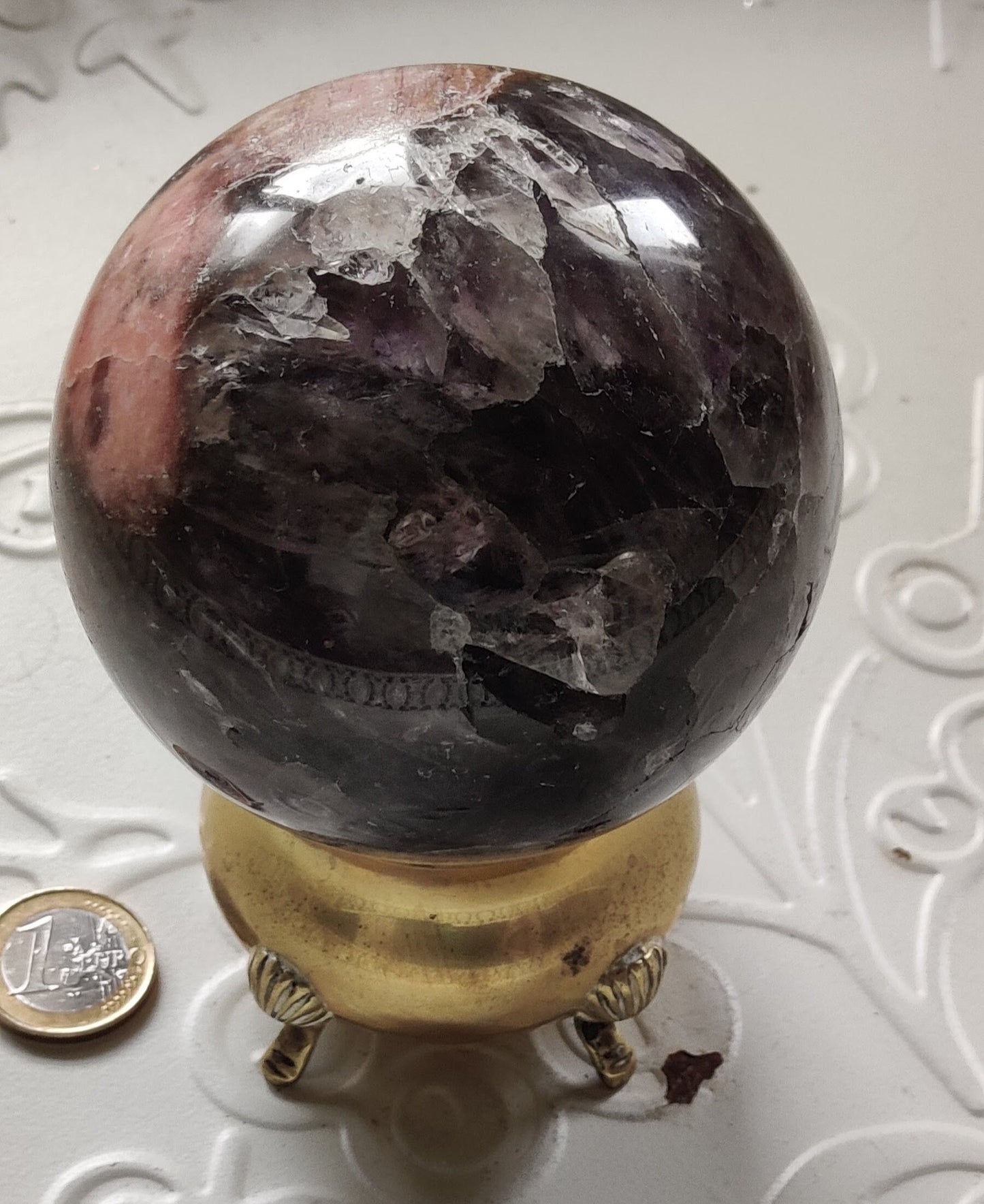 De betoverende Amethyst Harmony Sphere: een boeiende Braziliaanse edelsteen voor sereniteit en elegantie