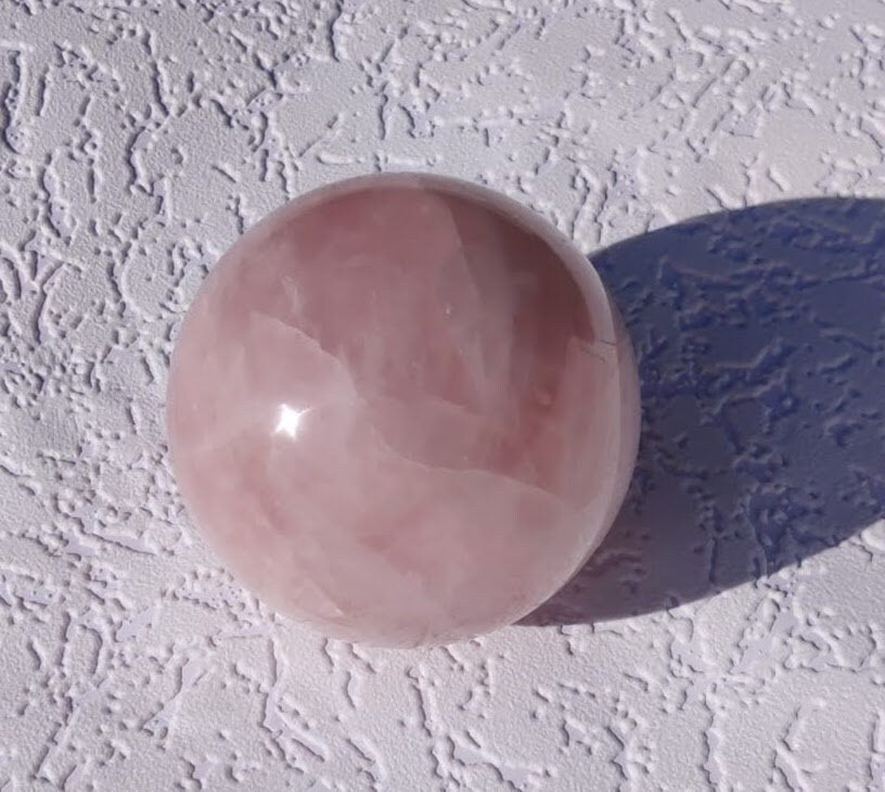 Stralende liefde - Handgemaakte 3,5" Rozenkwartsbol voor genezing en decoratie